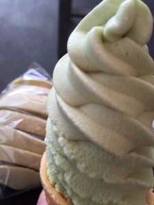 メロンのソフトクリームとラスク メロンの味がした